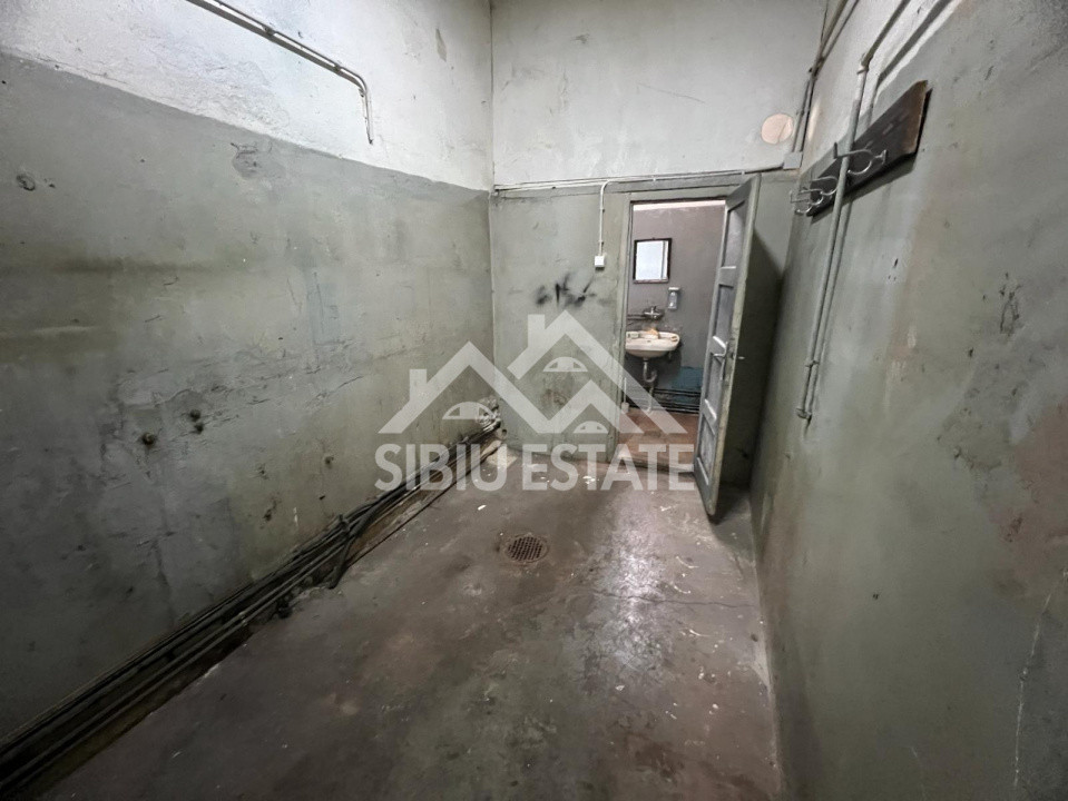 Spatiu cu potential – 174 mp, inaltime mare zona centrala, Zidului