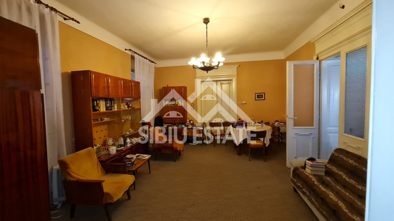 Apartament spațios la casă , 3 camere, zona Piața Cibin