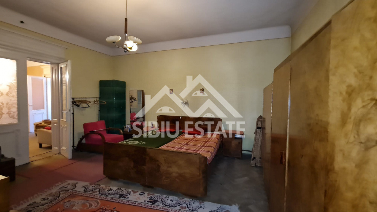 Apartament spațios la casă , 3 camere, zona Piața Cibin
