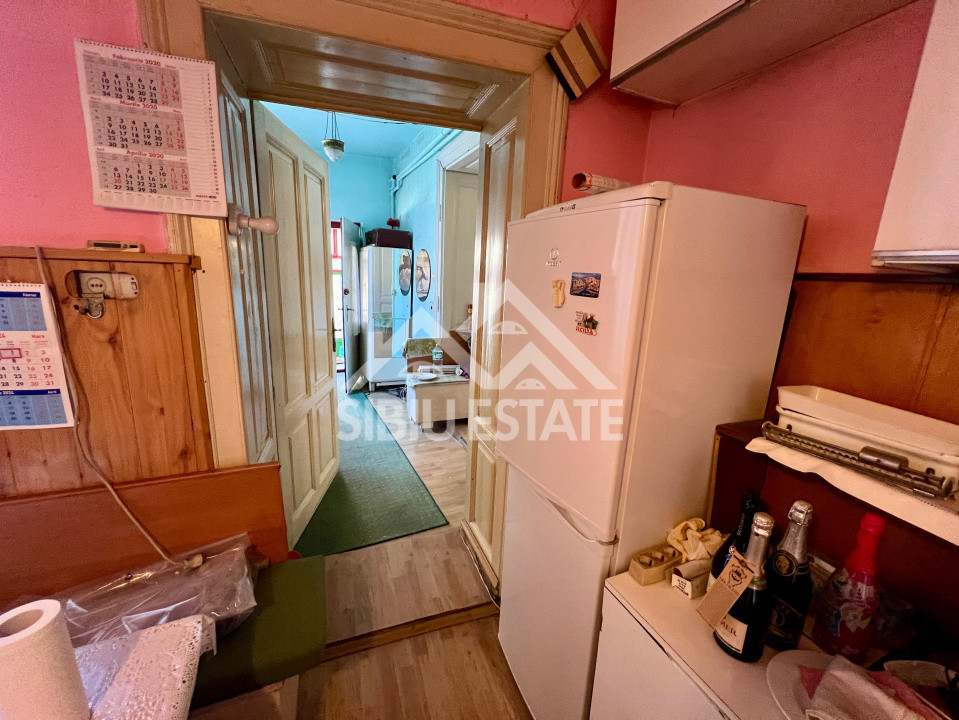 Apartament spațios la casă , 3 camere, zona Piața Cibin
