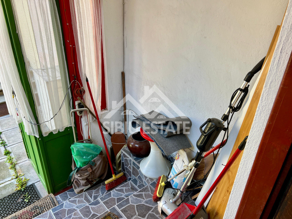 Apartament spațios la casă , 3 camere, zona Piața Cibin