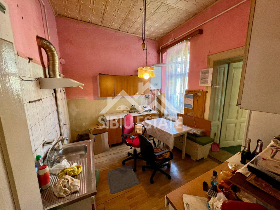 Apartament spațios la casă , 3 camere, zona Piața Cibin