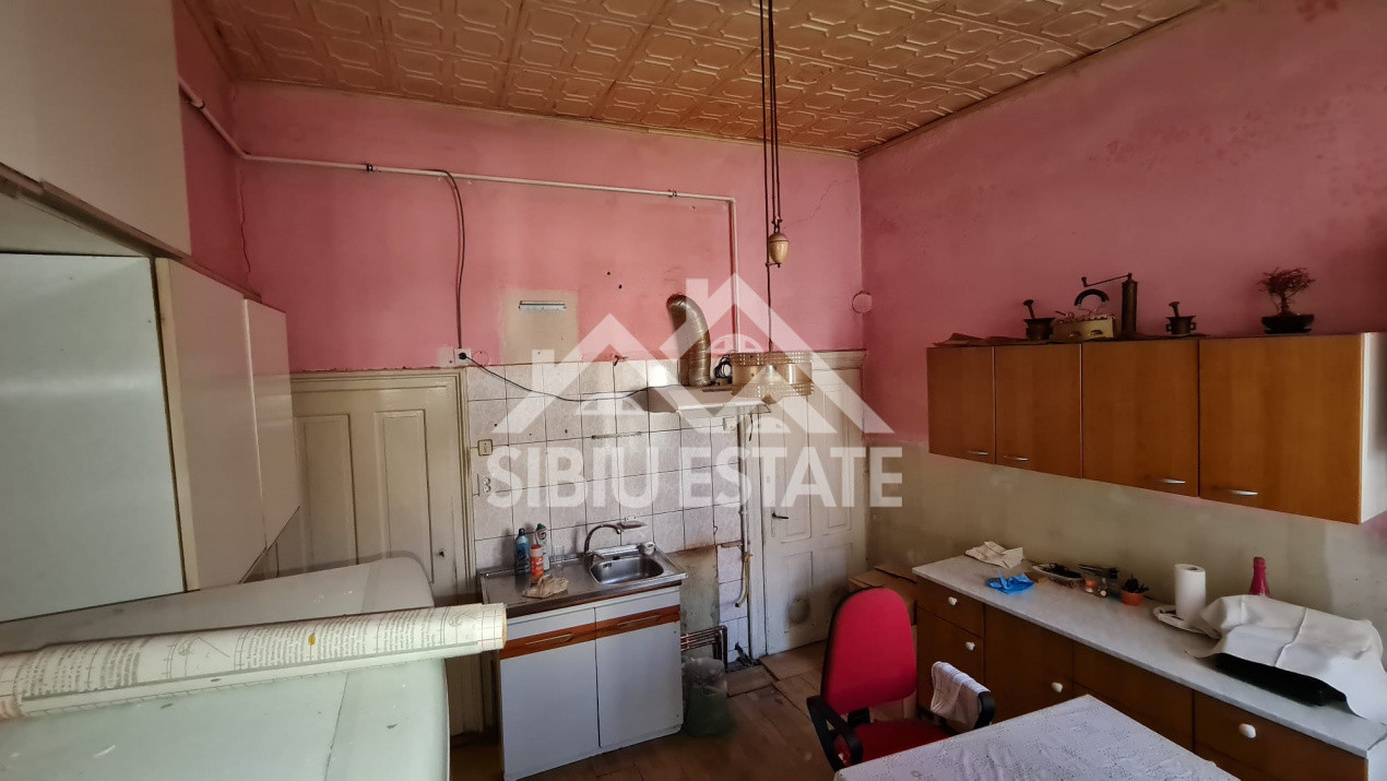 Apartament spațios la casă , 3 camere, zona Piața Cibin