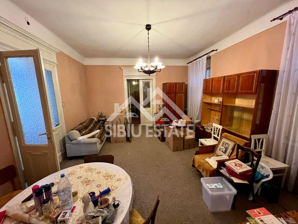Apartament spațios la casă , 3 camere, zona Piața Cibin