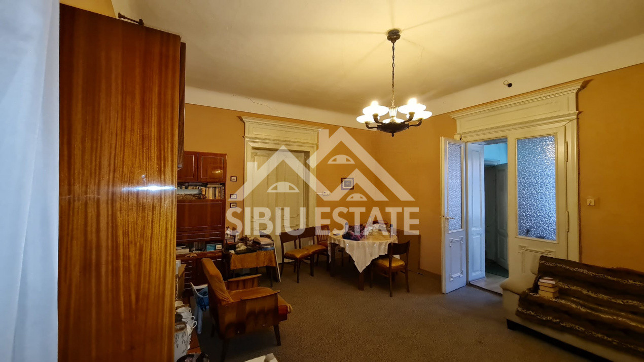Apartament spațios la casă , 3 camere, zona Piața Cibin