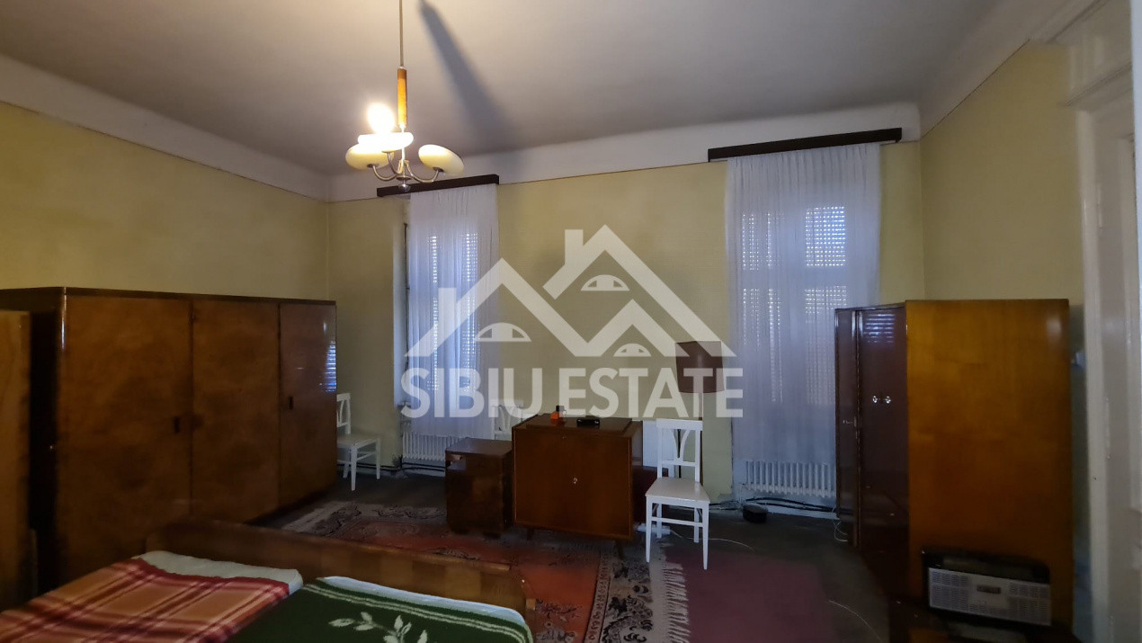 Apartament spațios la casă , 3 camere, zona Piața Cibin