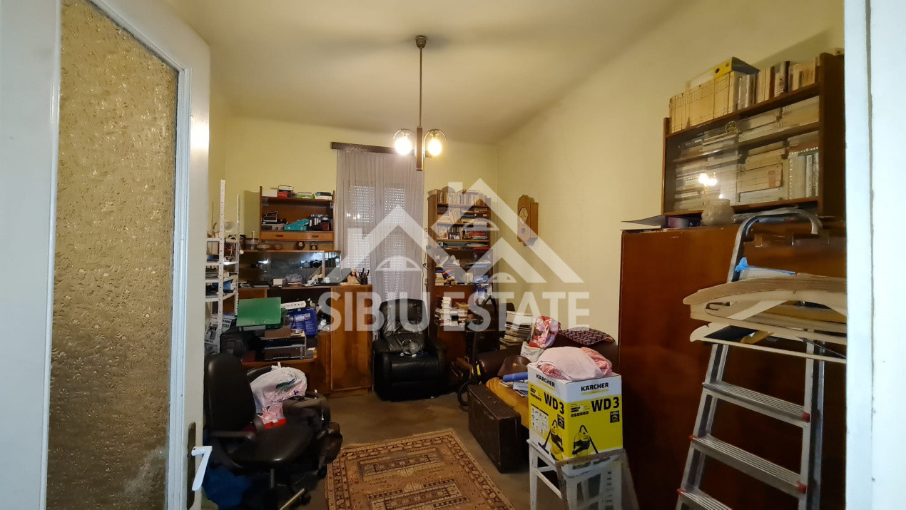 Apartament spațios la casă , 3 camere, zona Piața Cibin