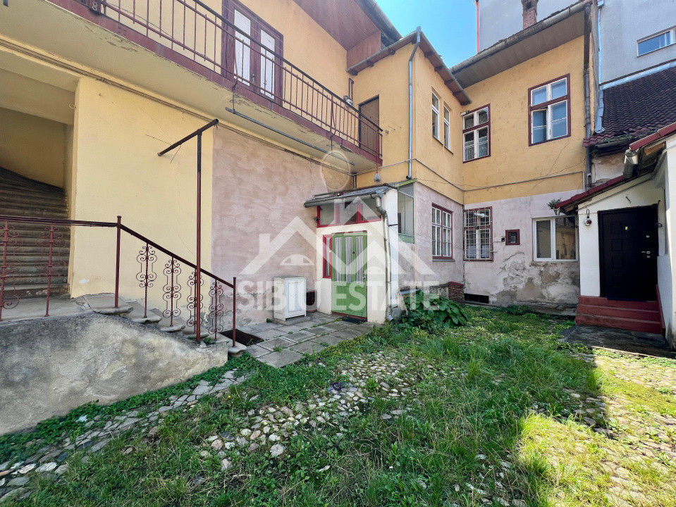 Apartament spațios la casă , 3 camere, zona Piața Cibin