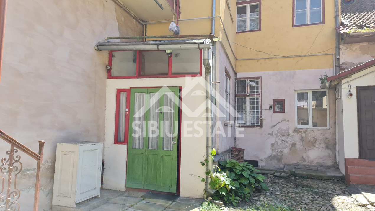 Apartament spațios la casă , 3 camere, zona Piața Cibin