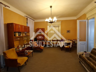 Apartament spațios la casă , 3 camere, zona Piața Cibin
