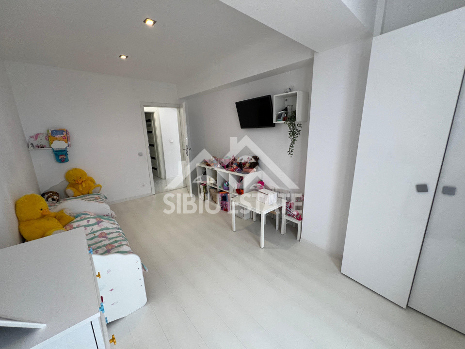 Apartament super luminos, 3 camere, 2 bai 82 mp, zona Doamna Stanca