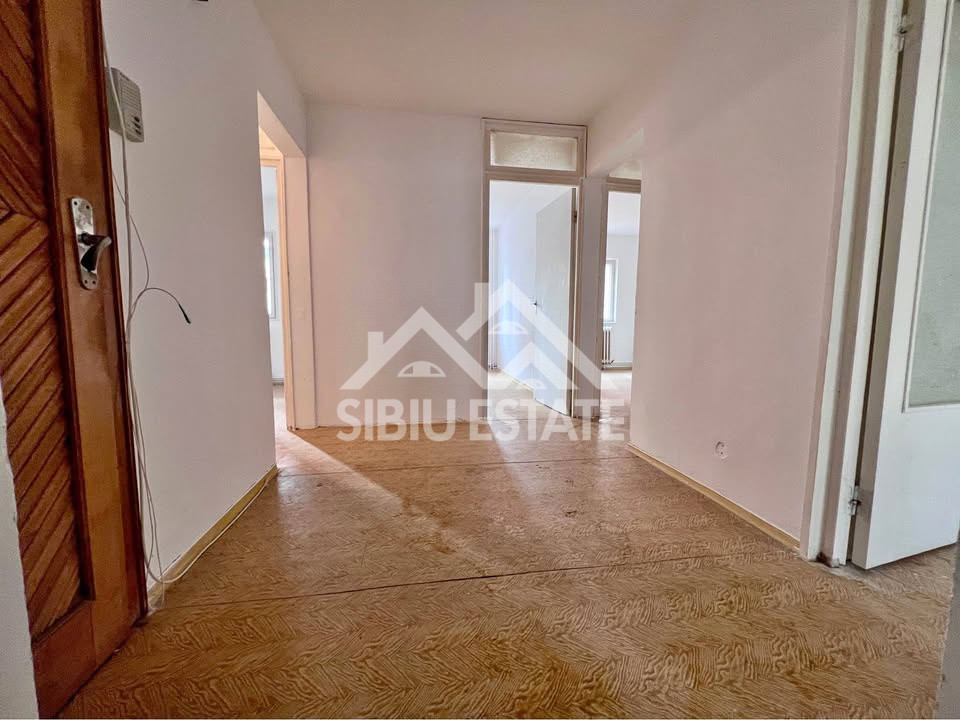 Apartament 4 camere etaj 1, 2 balcoane si pivnita, Sibiu,  Semaforului