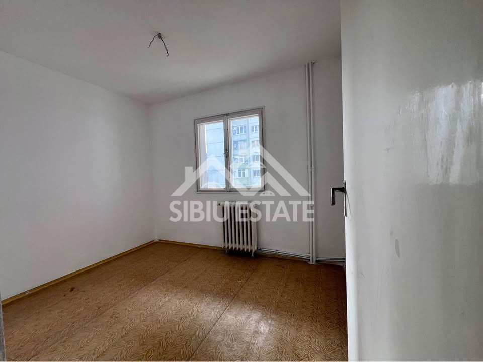 Apartament 4 camere etaj 1, 2 balcoane si pivnita, Sibiu,  Semaforului