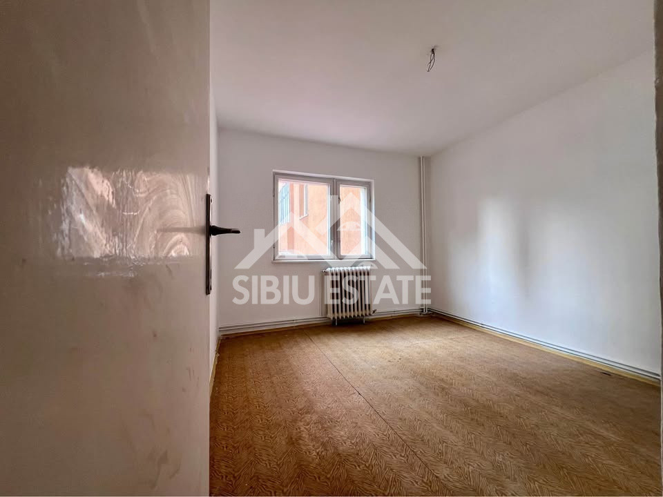 Apartament 4 camere etaj 1, 2 balcoane si pivnita, Sibiu,  Semaforului