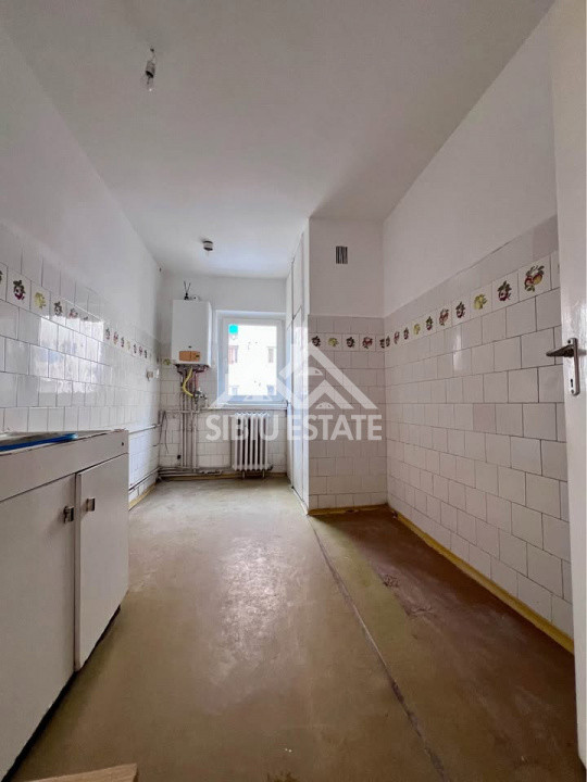 Apartament 4 camere etaj 1, 2 balcoane si pivnita, Sibiu,  Semaforului