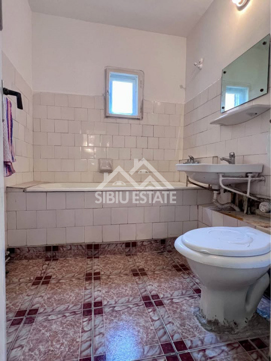 Apartament 4 camere etaj 1, 2 balcoane si pivnita, Sibiu,  Semaforului