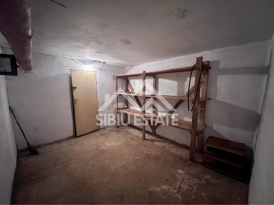 Apartament 4 camere etaj 1, 2 balcoane si pivnita, Sibiu,  Semaforului