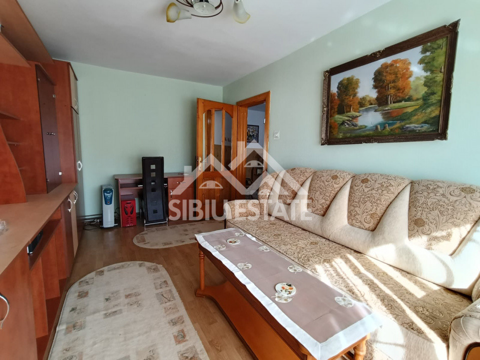 Apartament de vanzare cu 3 camere, decomandat, 2 balcoane, pivnita - 55 mp