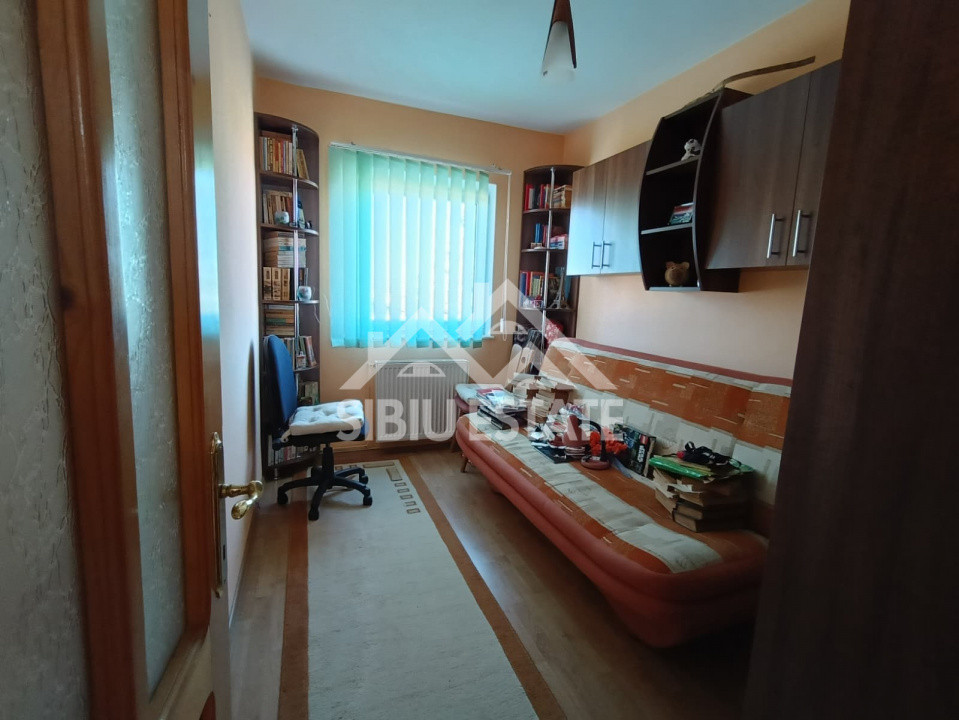 Apartament de vanzare cu 3 camere, decomandat, 2 balcoane, pivnita - 55 mp