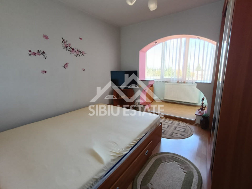 Apartament de vanzare cu 3 camere, decomandat, 2 balcoane, pivnita - 55 mp