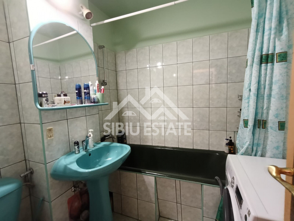 Apartament de vanzare cu 3 camere, decomandat, 2 balcoane, pivnita - 55 mp