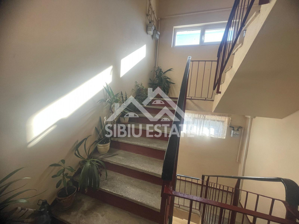 Apartament de vanzare cu 3 camere, decomandat, 2 balcoane, pivnita - 55 mp