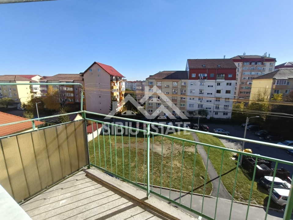 Apartament de vanzare cu 3 camere, decomandat, 2 balcoane, pivnita - 55 mp