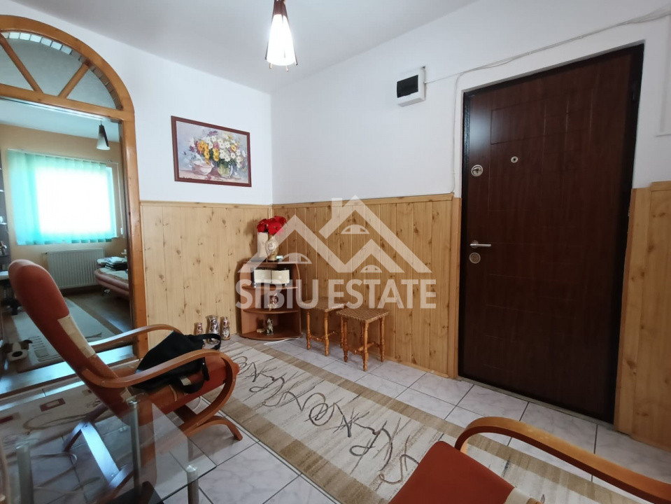 Apartament de vanzare cu 3 camere, decomandat, 2 balcoane, pivnita - 55 mp