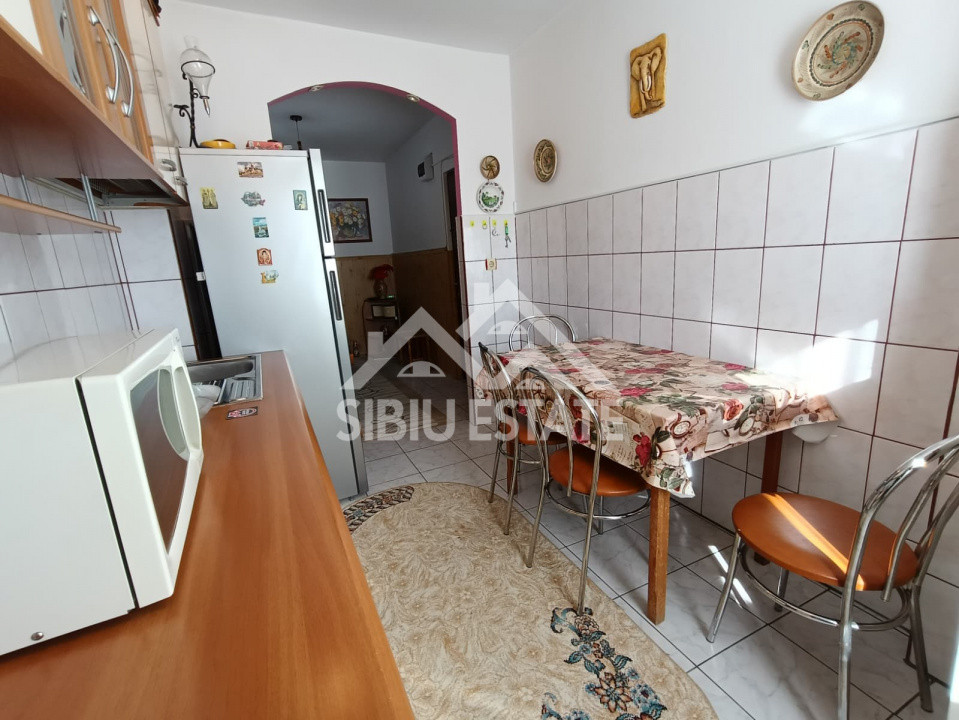 Apartament de vanzare cu 3 camere, decomandat, 2 balcoane, pivnita - 55 mp