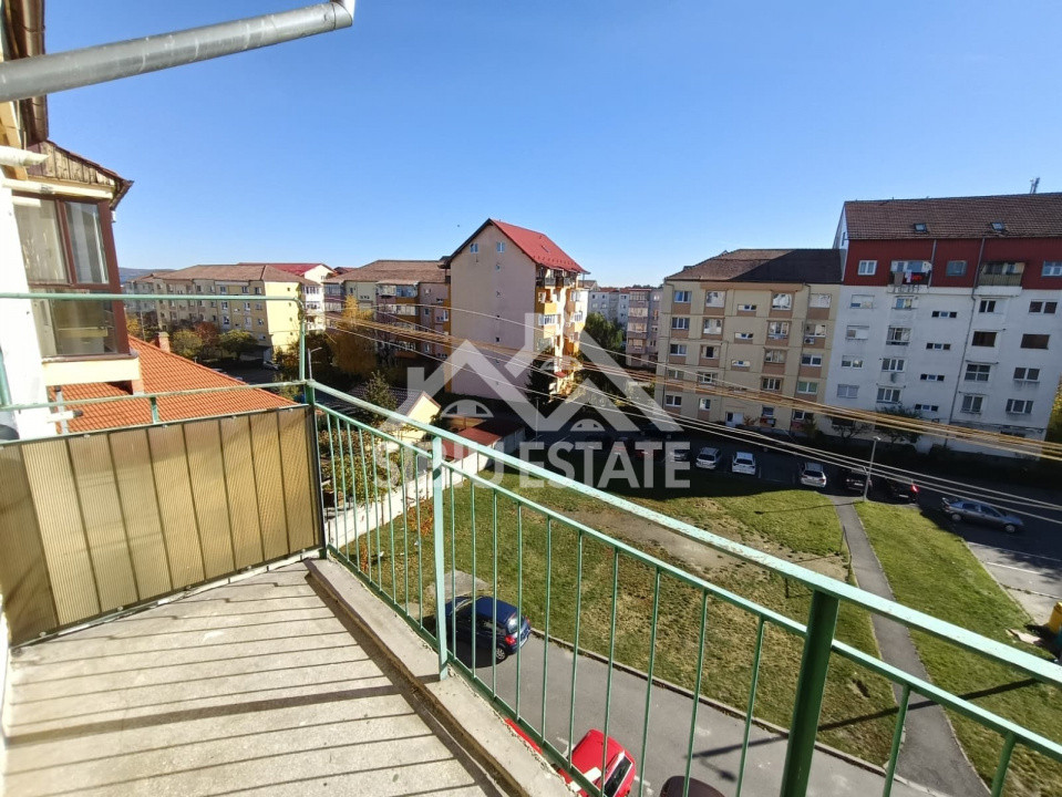 Apartament de vanzare cu 3 camere, decomandat, 2 balcoane, pivnita - 55 mp