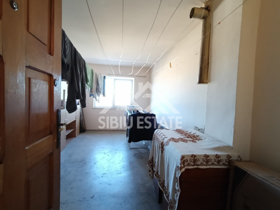 Apartament de vanzare cu 3 camere, decomandat, 2 balcoane, pivnita - 55 mp