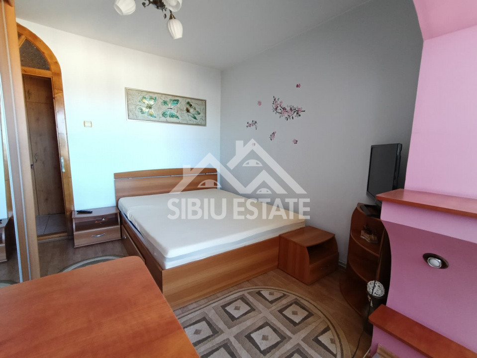 Apartament de vanzare cu 3 camere, decomandat, 2 balcoane, pivnita - 55 mp