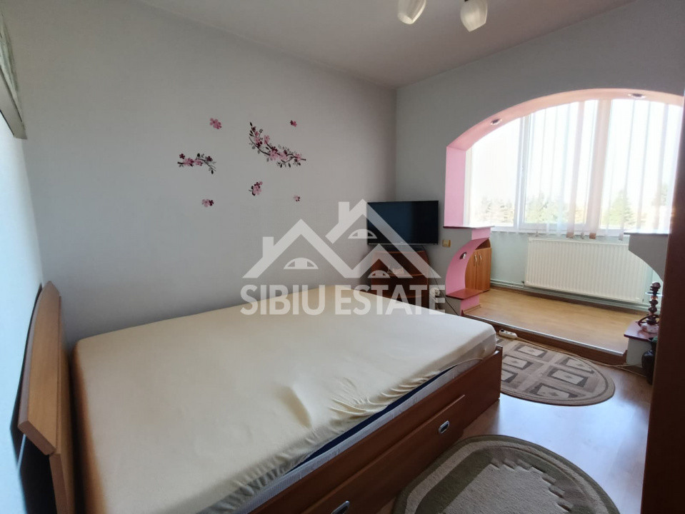 Apartament de vanzare cu 3 camere, decomandat, 2 balcoane, pivnita - 55 mp