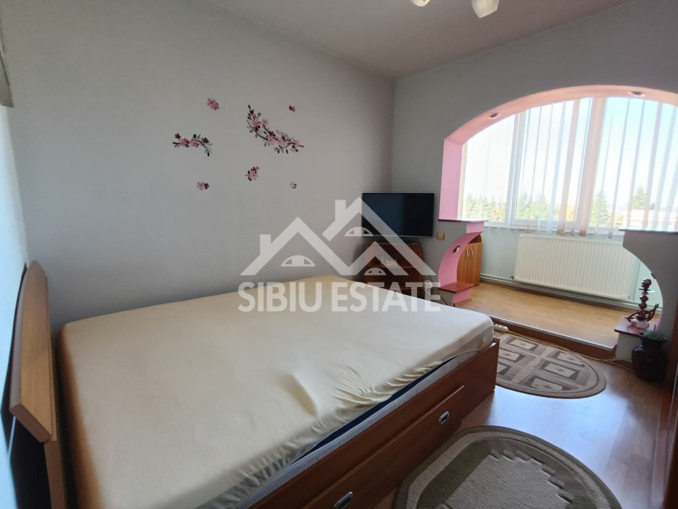 Apartament de vanzare cu 3 camere, decomandat, 2 balcoane, pivnita - 55 mp