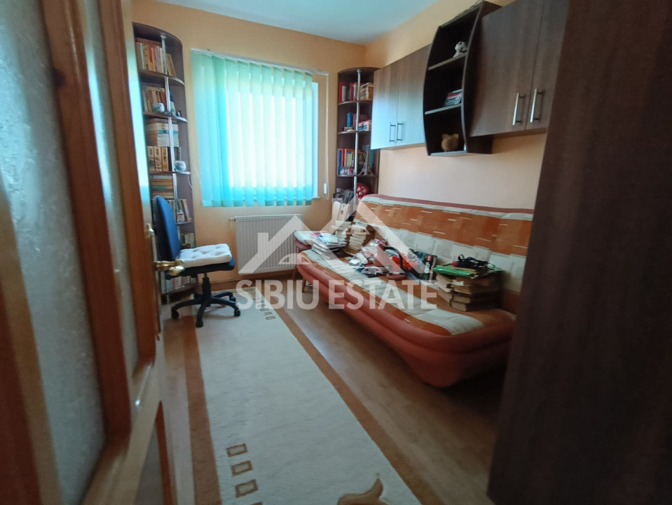 Apartament de vanzare cu 3 camere, decomandat, 2 balcoane, pivnita - 55 mp