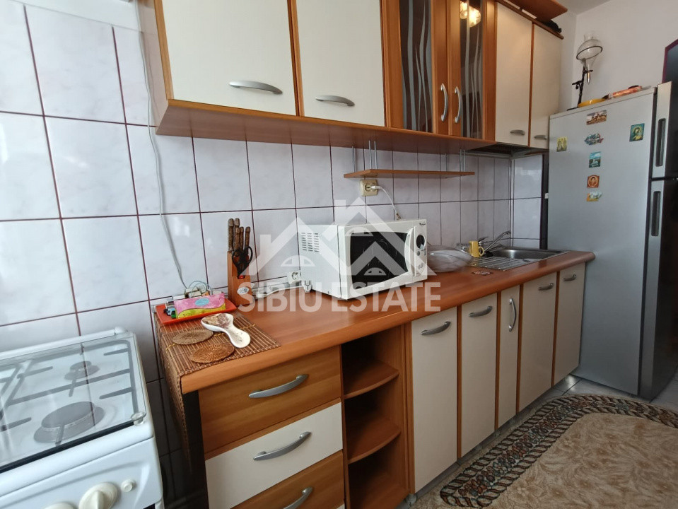 Apartament de vanzare cu 3 camere, decomandat, 2 balcoane, pivnita - 55 mp