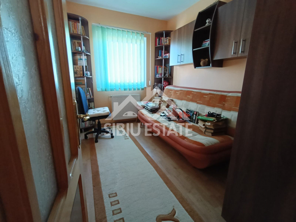 Apartament de vanzare cu 3 camere, decomandat, 2 balcoane, pivnita - 55 mp