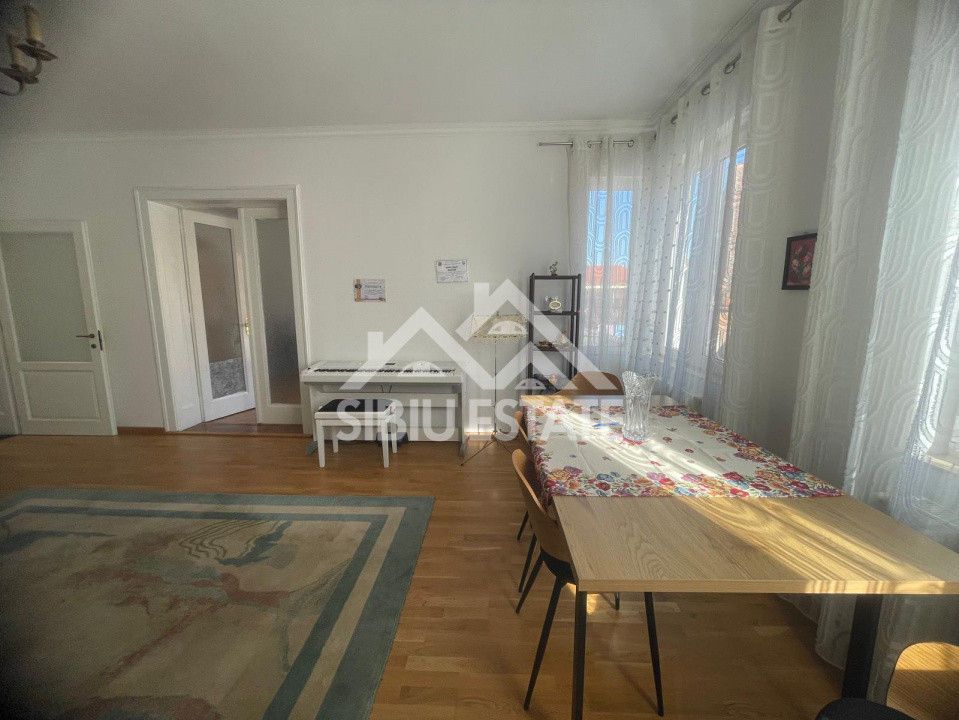 Apartament de inchiriat in centrul istoric, cu 2 camere, mobilat si utilat
