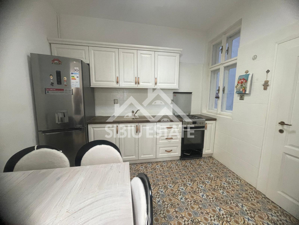 Apartament de inchiriat in centrul istoric, cu 2 camere, mobilat si utilat