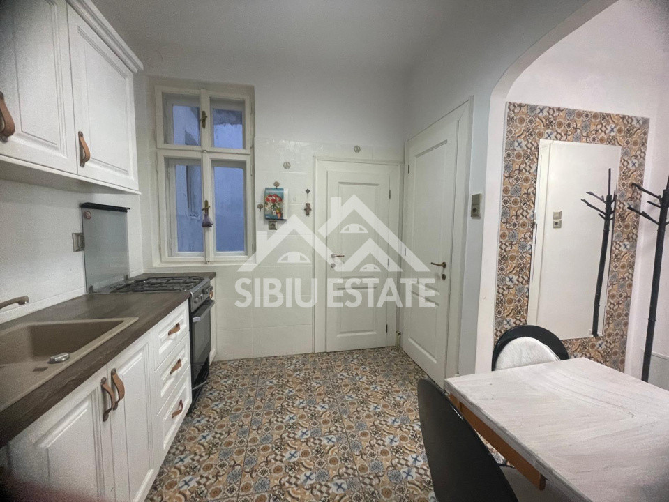 Apartament de inchiriat in centrul istoric, cu 2 camere, mobilat si utilat