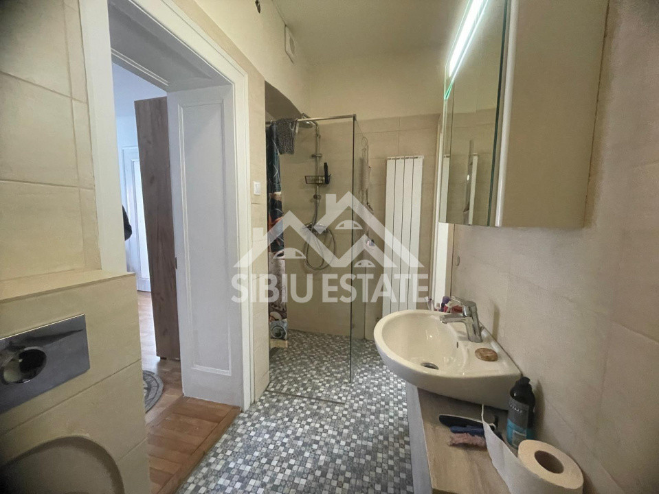 Apartament de inchiriat in centrul istoric, cu 2 camere, mobilat si utilat