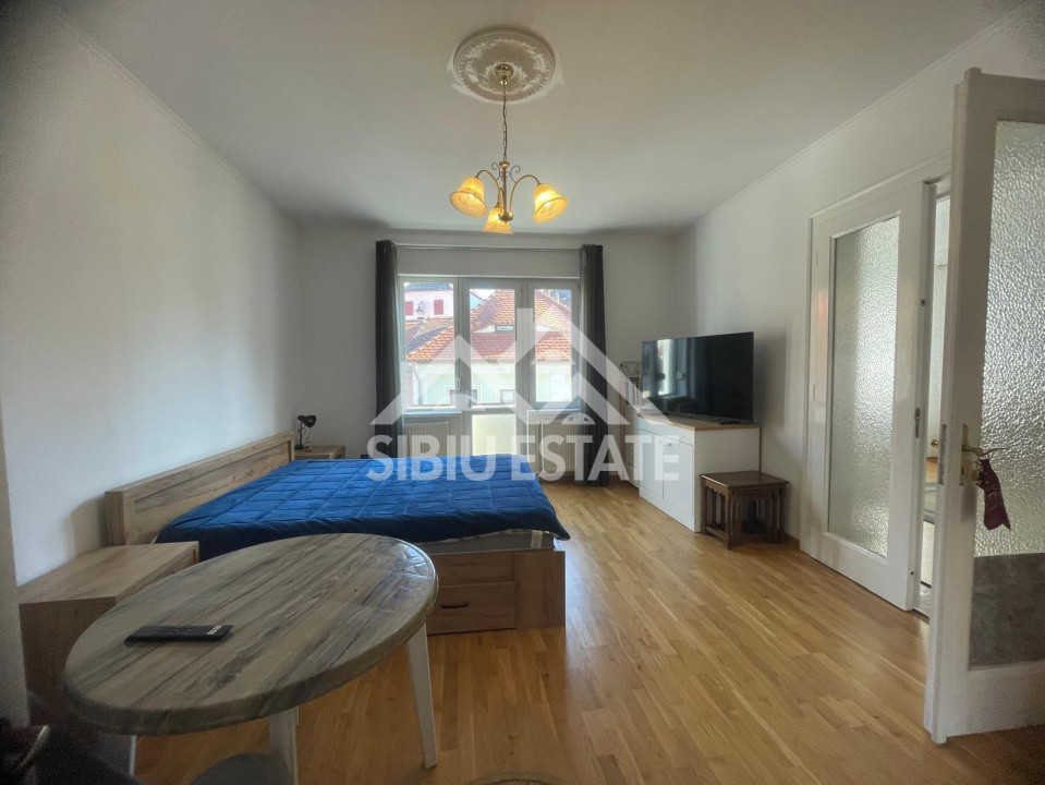 Apartament de inchiriat in centrul istoric, cu 2 camere, mobilat si utilat