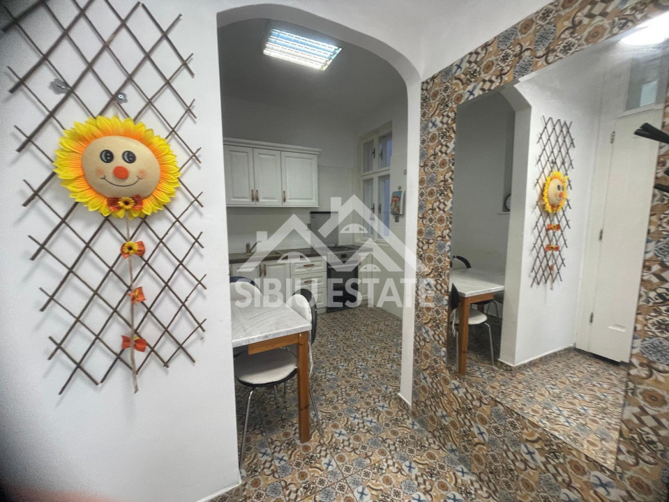 Apartament de inchiriat in centrul istoric, cu 2 camere, mobilat si utilat