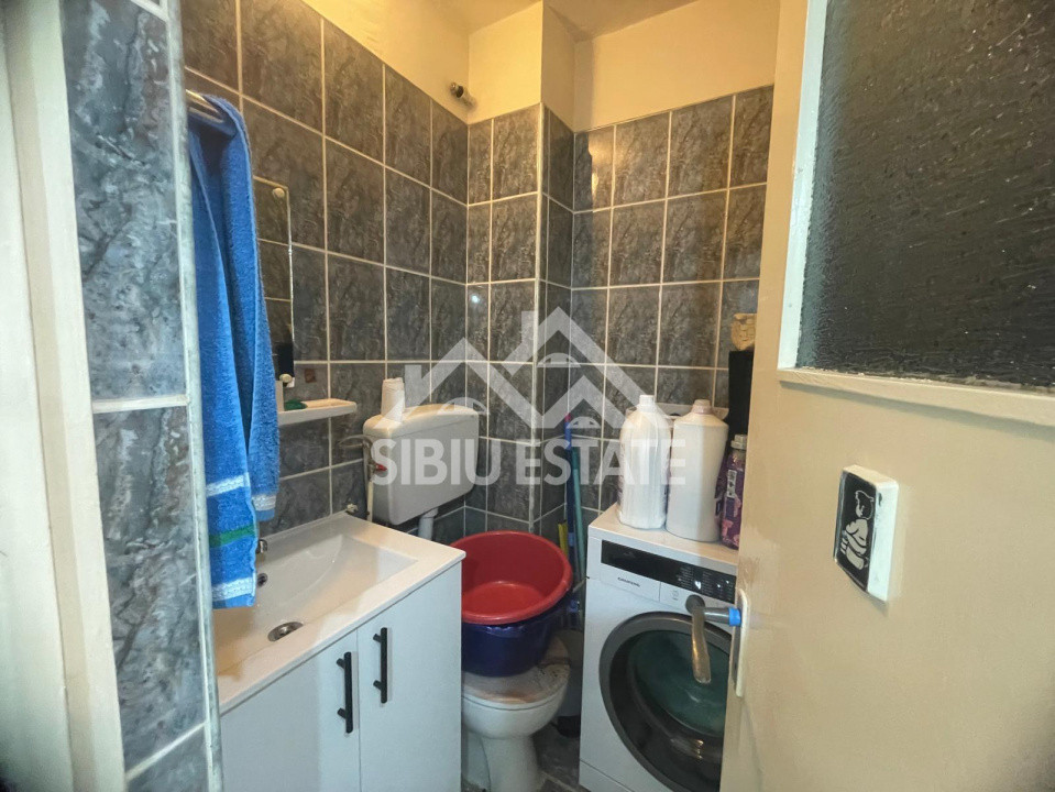 Apartament de vanzare cu 3 camere,2 bai,pivnita s.u 63.4 mp-Cartier Valea Aurie 