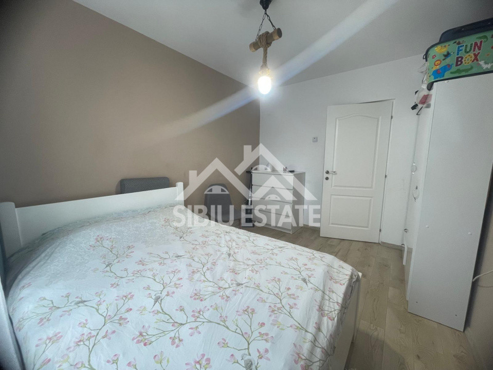 Apartament de vanzare cu 3 camere,2 bai,pivnita s.u 63.4 mp-Cartier Valea Aurie 