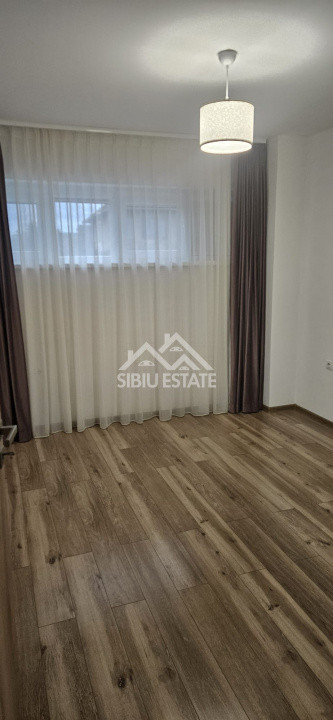 Apartament de inchiriat cu  3 camere,balcon, loc de parcarare, mobilat si utilat