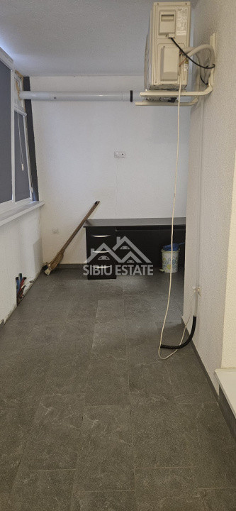 Apartament de inchiriat cu  3 camere,balcon, loc de parcarare, mobilat si utilat