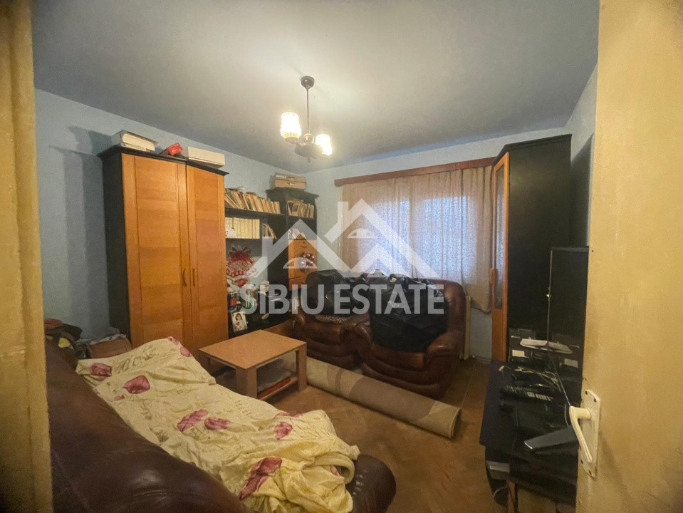 Apartament de vanzare cu 3 camere, decomandat,  2 balcoane, pivnita