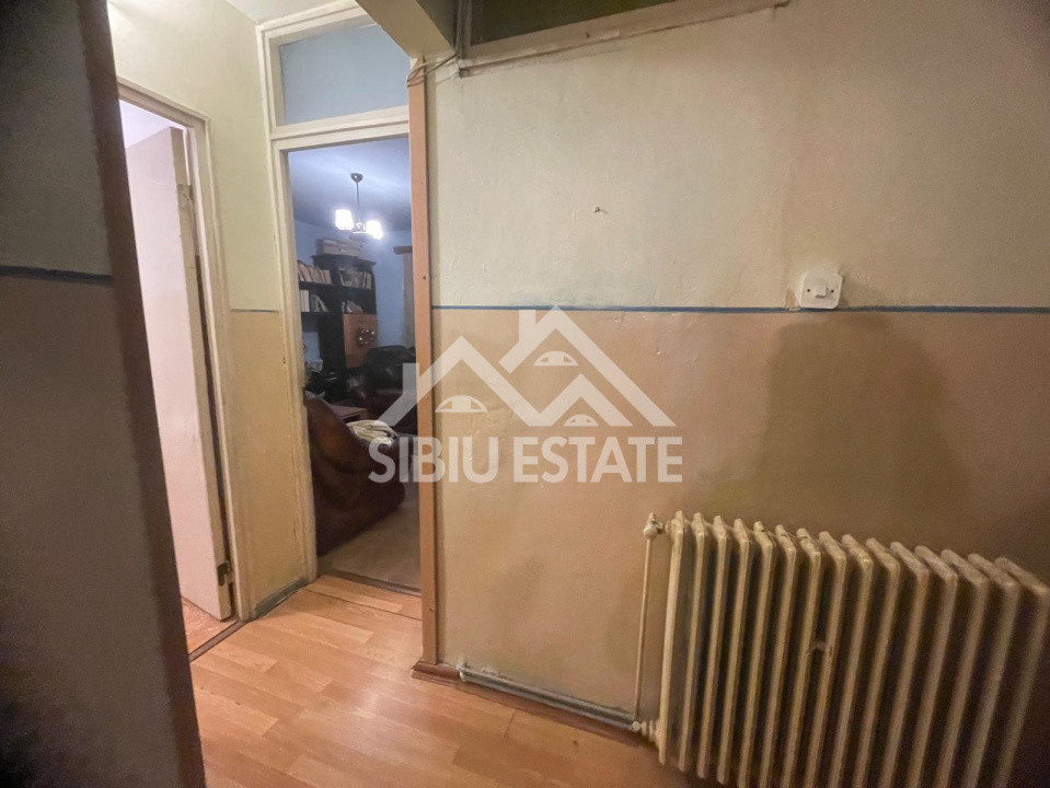 Apartament de vanzare cu 3 camere, decomandat,  2 balcoane, pivnita