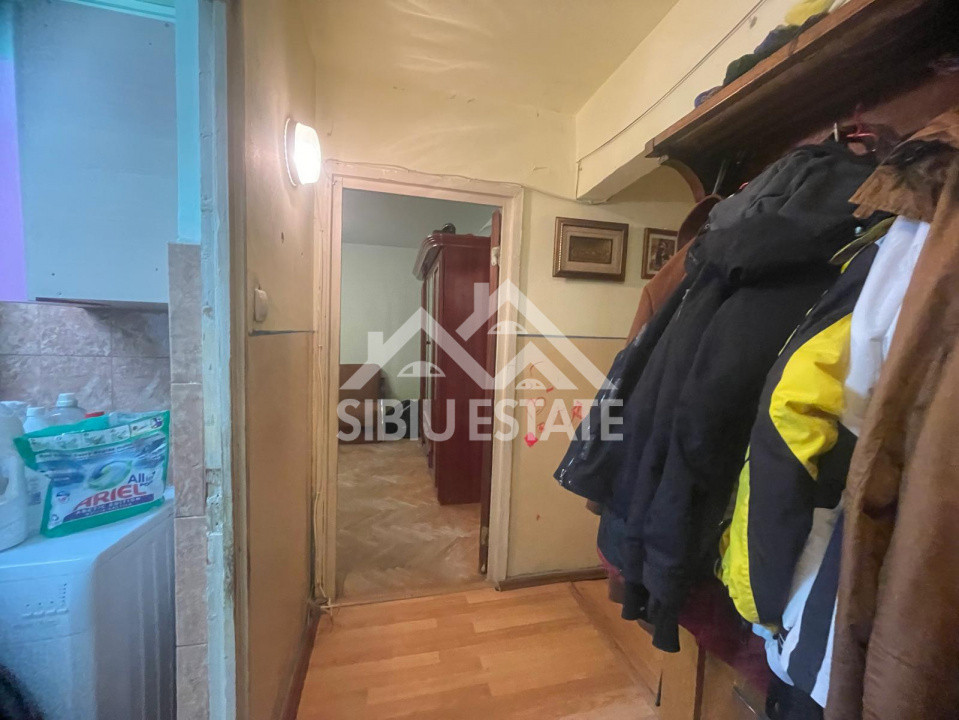 Apartament de vanzare cu 3 camere, decomandat,  2 balcoane, pivnita